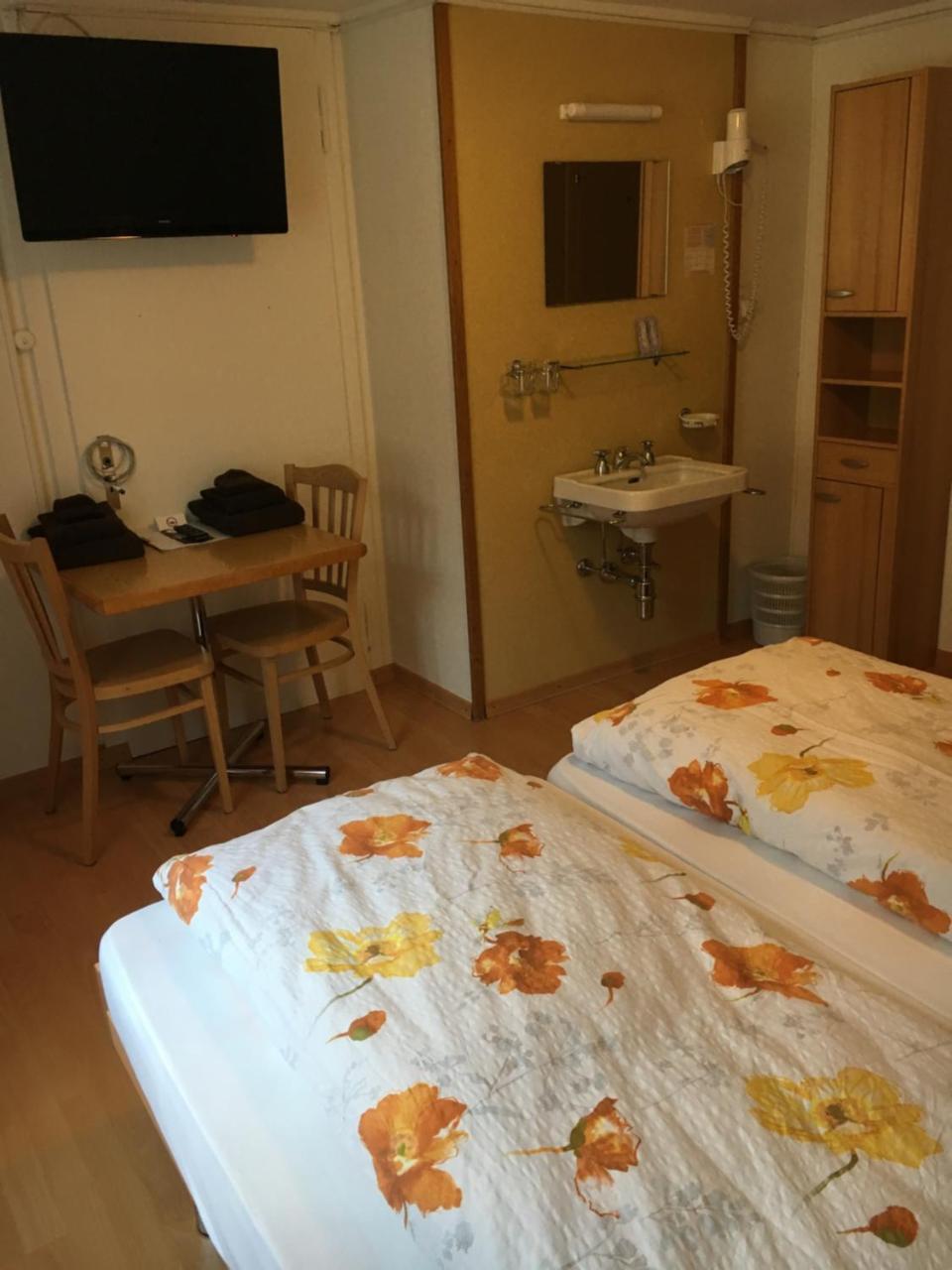 Hotel Restaurant Raben Linthal Exteriör bild